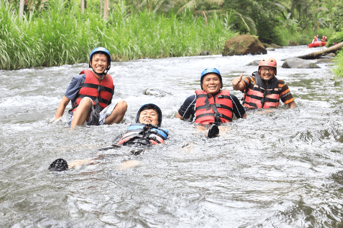 A picture of a family, all wearing a life jacket.