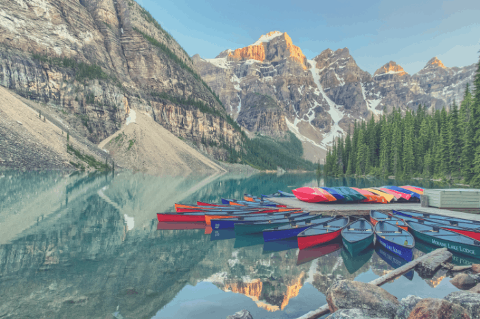 Many kayaks on a beautiful lake.
