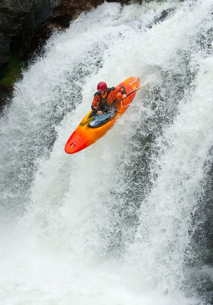 Read more about the article Best Whitewater Kayak − Get Top-Notch Maneuverability